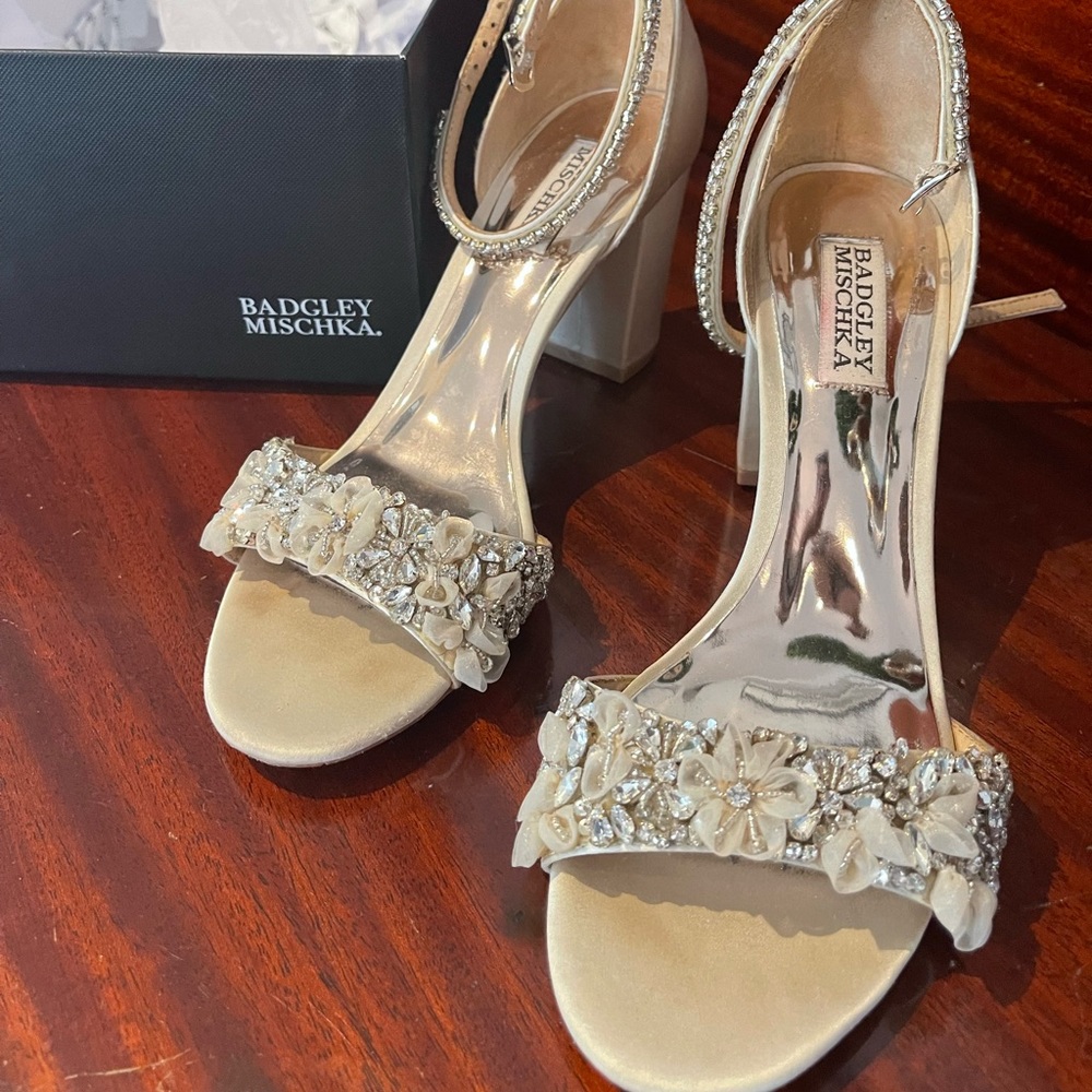 Bridal formal comfortable BADGLEY MISCHKA Finesse ankle strap size 8 3inch heels